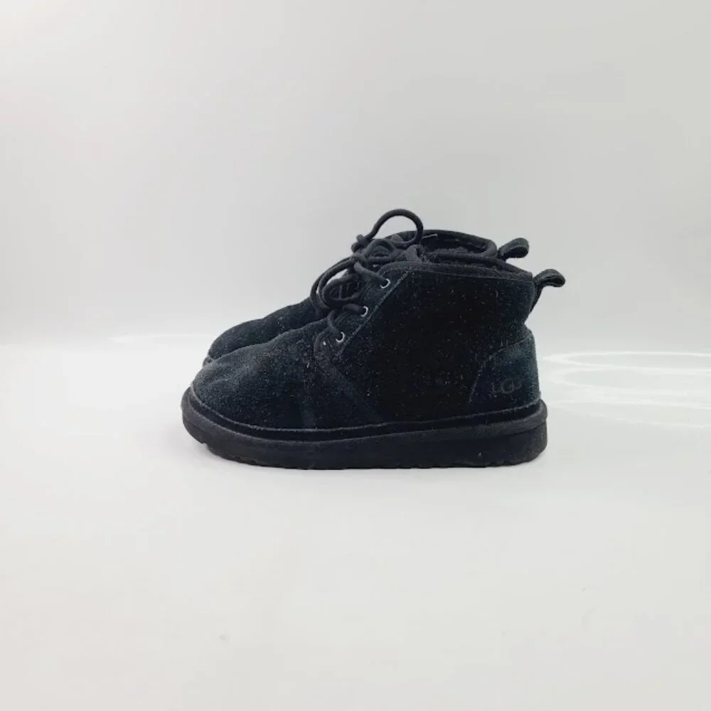 UGG Boy's Black Neumel 1001518 Suede Lace Up Ankle Winter Boot‎ Size 4